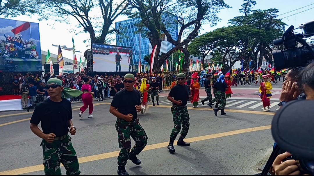 Puncak acara HUT Ke-80 TNI, di Lapangan Merdeka Medan. (Dewi Syahruni Lubis/Sumut Pos)