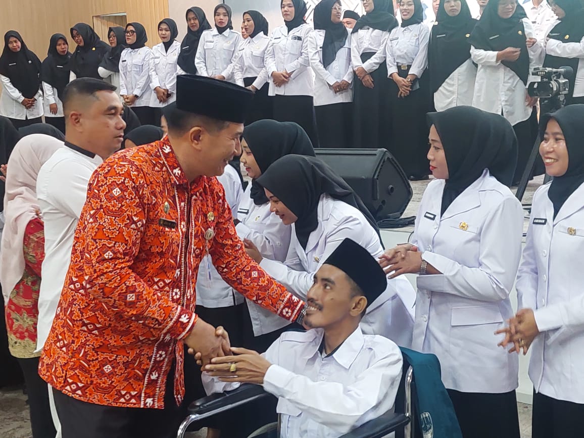 Menteri Sosial Republik Indonesia,  Saifullah Yusuf, secara virtual dari Kantor Kemensos RI, Jakarta, 78 PPPK PKH DAN TKSK Batubara resmi dilantik,  Jumat (3/10/2025). (Komimfo Batubara/Sumut Pos)