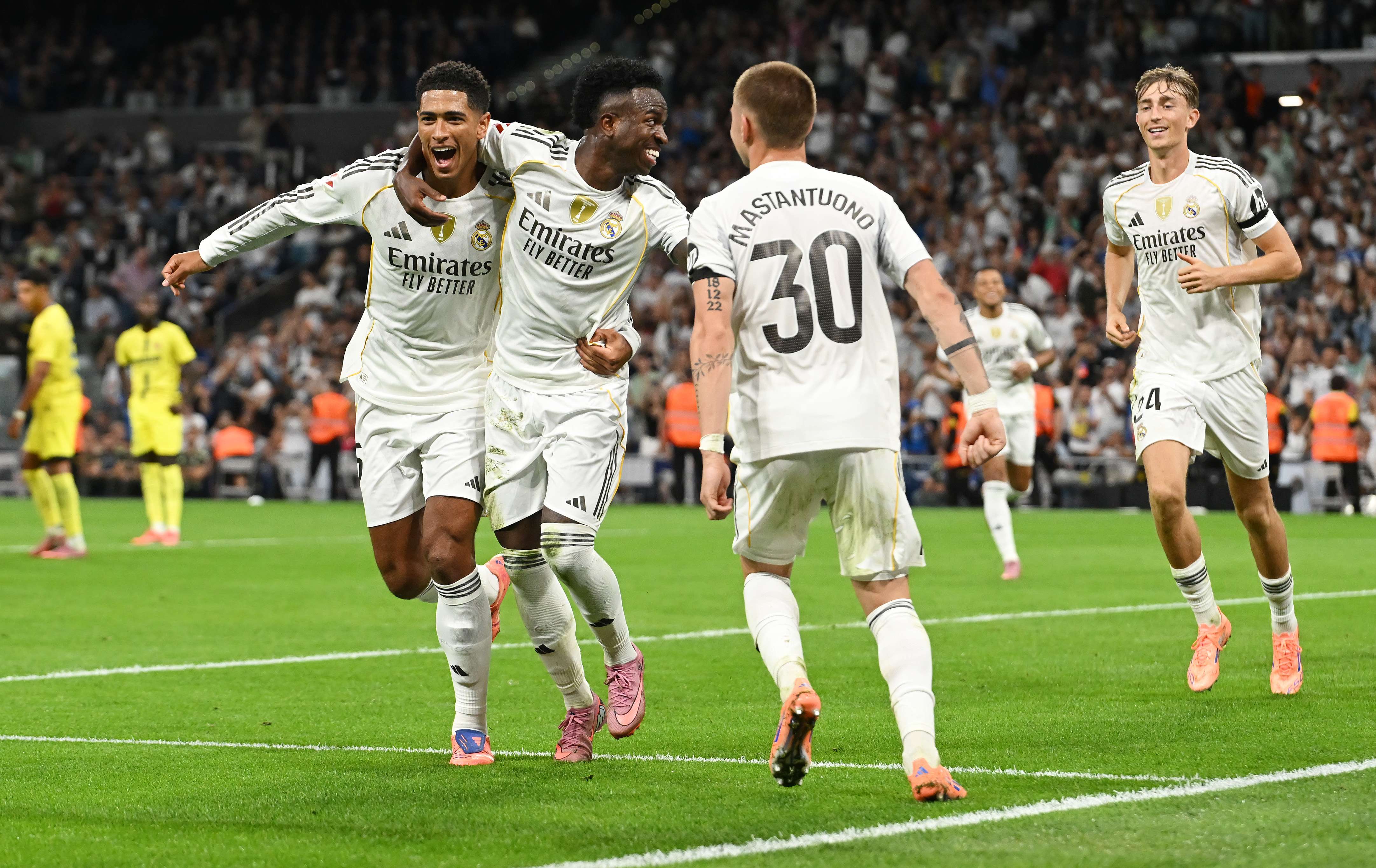 Para pemain Real Madrid merayakan gol  dalam laga LaLiga EA Sports antara Real Madrid CF melawan Villarreal CF. (getfootballnespain)