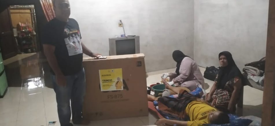 SERAHKAN KURSI RODA : Tim dari Tri Novi Khairani Sitorus, B.A., Anggota Komisi I DPR RI Fraksi Partai Golkar Dapil Sumut II, melalui Harun Sitorus, memberikan kursi roda kepada Syafaruddin Munthe.
