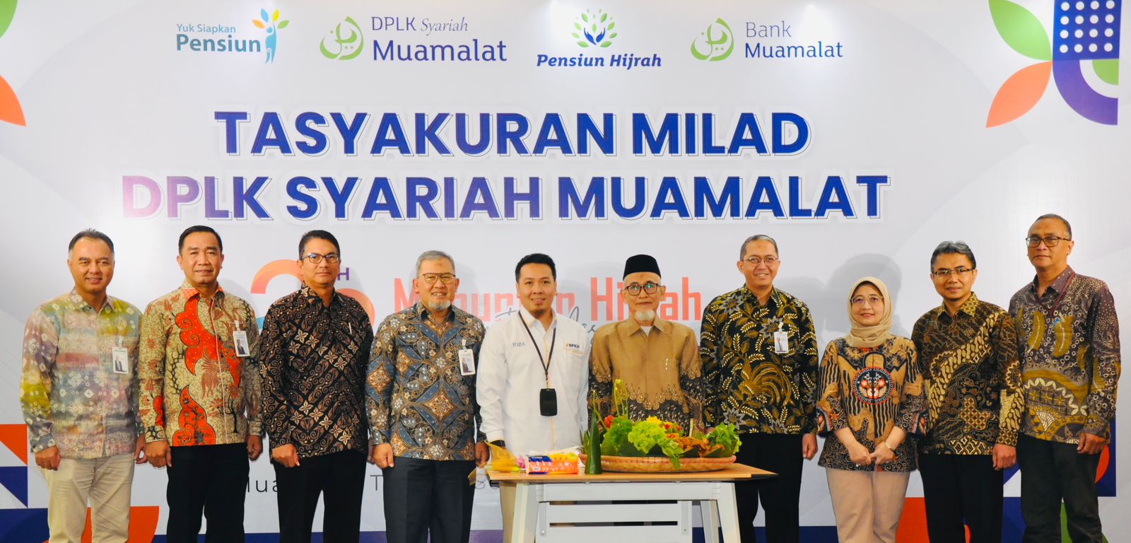 TASYAKURAN: Manajemen Bank Muamalat dan DPLK Syariah Muamalat berfoto bersama saat tasyakuran. (Dok: Bank Muamalat)