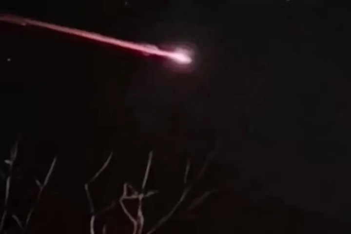AMATIR: Warga merekam meteor jatuh secara amatir. Kejadian ini menyebabkan warga Cirebon jatuh. (Dok: istimewa)