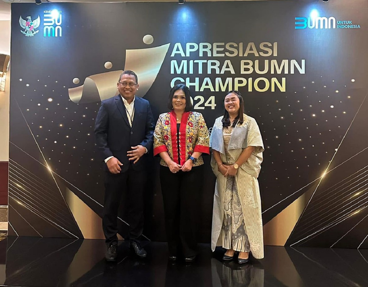 Wanna Ria Ginting (tengah), agen Pegadaian dari Sidikalang, Kabupaten Dairi, Sumatera Utara, penerima penghargaan di ajang Mitra BUMN Champion 2024.  (Foto : Dok Wanna&nbsp;Ria&nbsp;Ginting)
