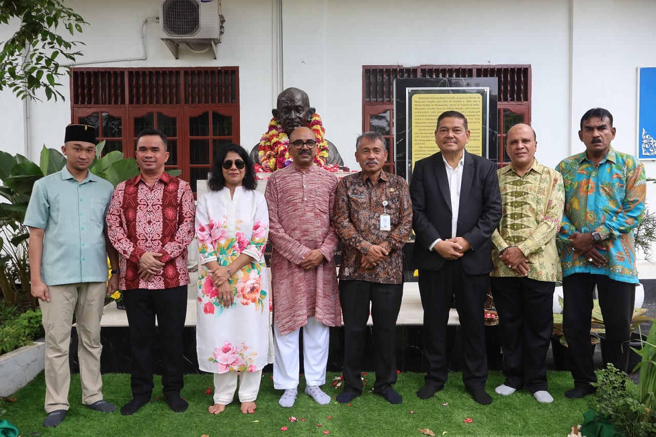 Konsul Jenderal India di Medan Ravi Shanker Goel foto bersama undangan pada acara peringatan lahir ke-156 Mahatma Gandhi, Bapak Bangsa India yang digelar Konsulat Jenderal India di Medan.
