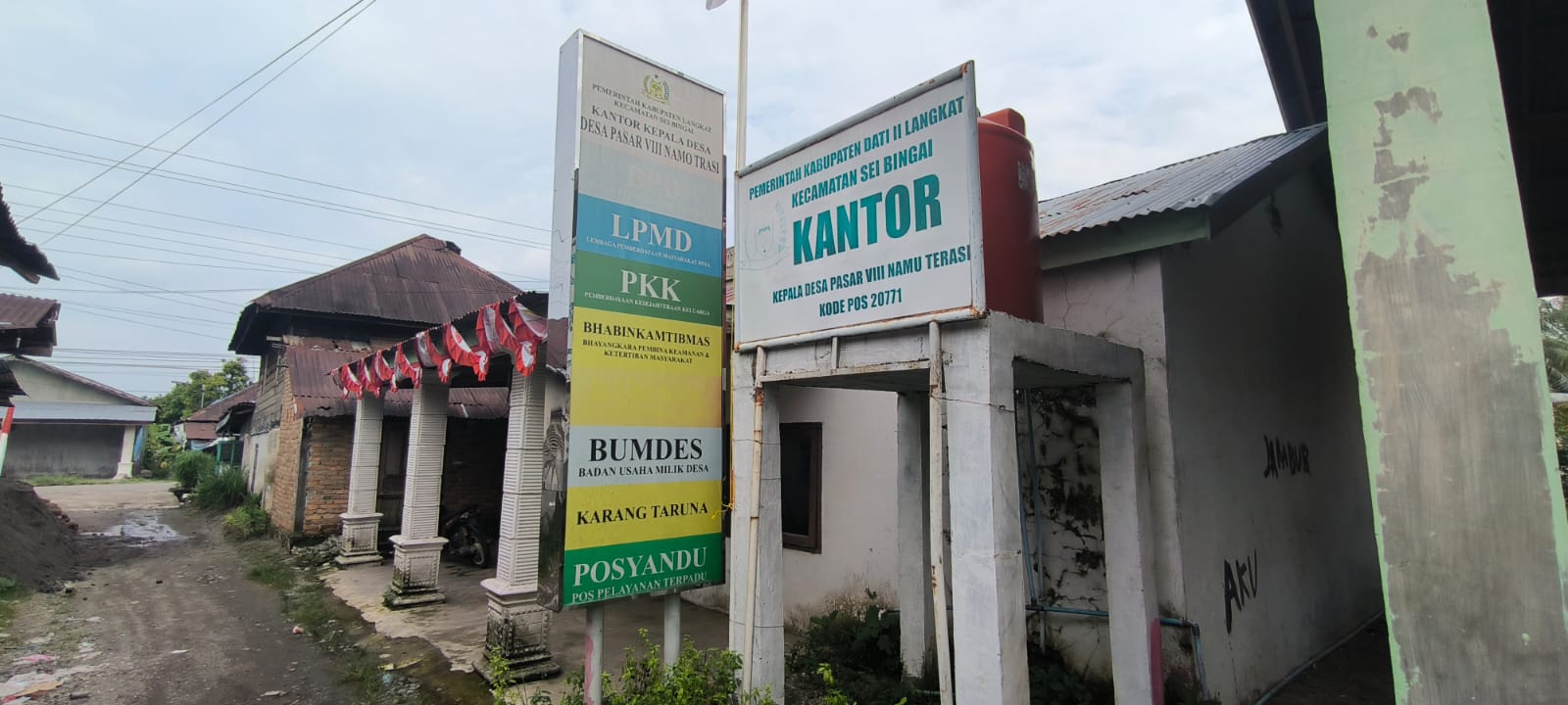Kondisi Kantor Desa Pasar VIII Namuterasi, Kecamatan Sei, Langkat. (Teddy Akbari/Sumut Pos)