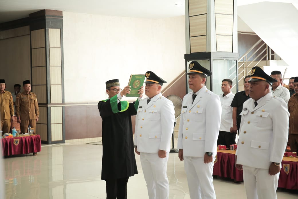Bupati Labusel Fery Syahputra Simatupang, S.H.melantik 3 camat dijajaran Pemkab Labusel. (KHAIRUDDIN/SUMUT POS)