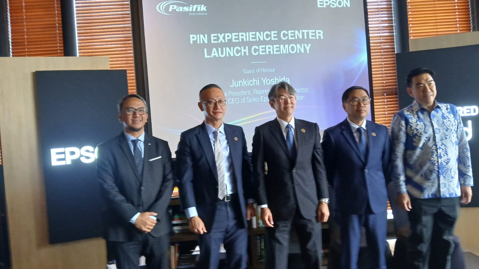 Jajaran Manajemen PT. Epson Indonesia dan Pasifik Internusa(PIN) pada peluncuran PIN Experience Center, Senin,  di The Orient Jakarta,  Senin (6/10/2025). (ISTIMEWA/SUMUT POS)