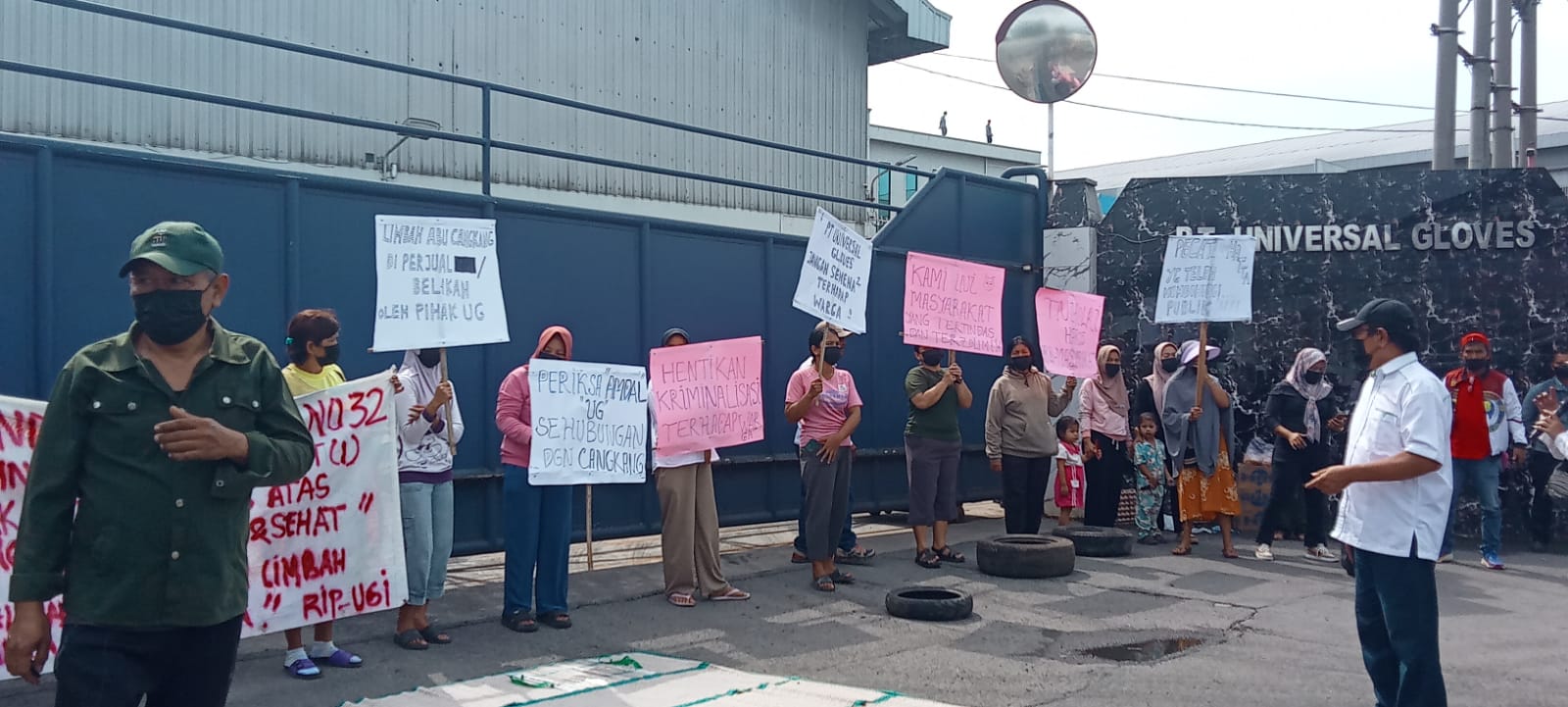 Puluhan warga menggeruduk PT  Universal Gloves karena aktivitas perusahaan mencemari lingkungan mereka. (ISTIMEWA/SUMUT POS)