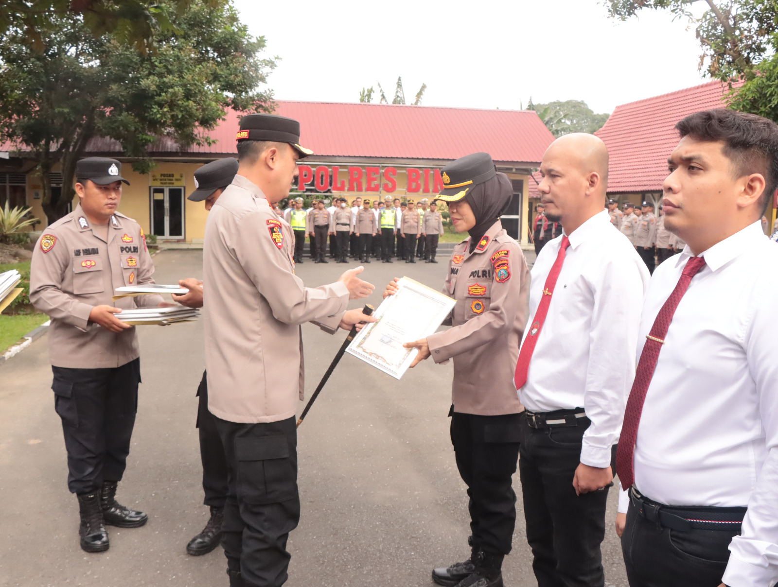 Kapolres Binjai, AKBP Bambang Christanto Utomo saat menyerahkan penghargaan kepada personel berpretasi. (Istimewa/Sumut Pos)