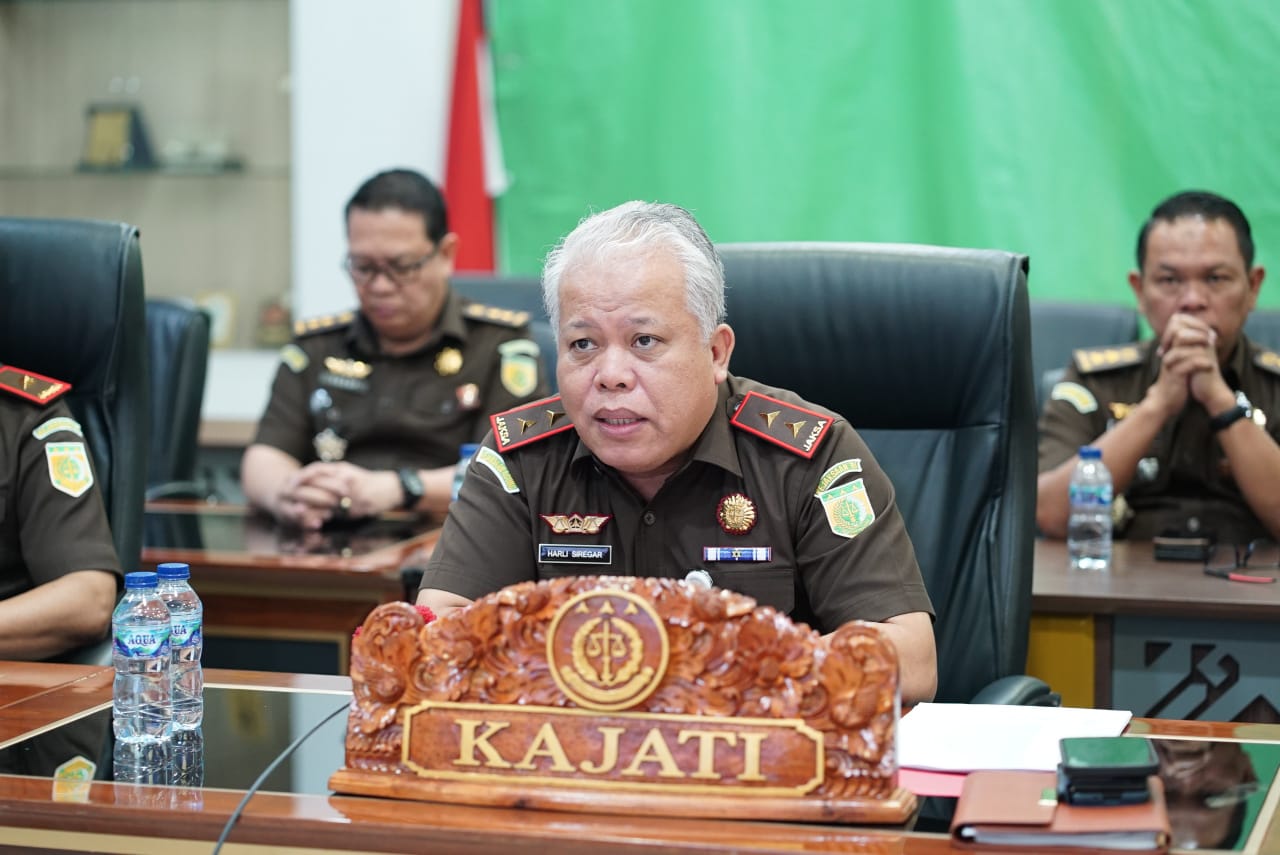 Kajati Sumut, Harli Siregar ekspos gelar perkara penghentian kasus pencurian melalui RJ, Senin (6/10). (AGUSMAN/SUMUT POS)