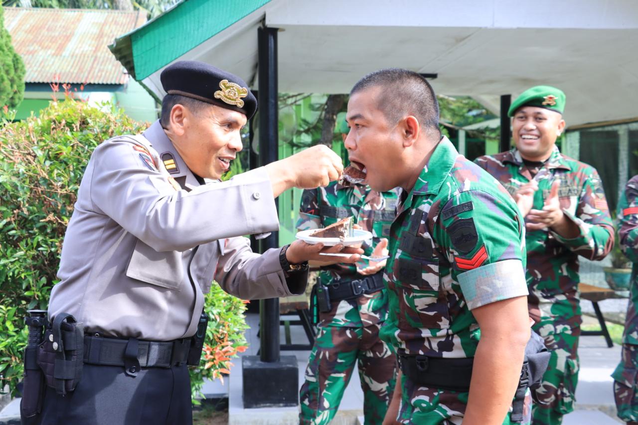 Sambut HUT ke-80 TNI Polres Labuhanbatu memberikan kejutan kepada Kompi 126/KC (FAJAR/SUMUT POS)