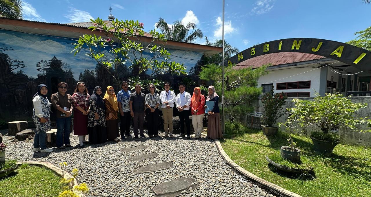 Kepala SMA Negeri 6 Binjai dan FJPI Sumut  foto bersama usai audiensi yang membahas kegiatan workshop Generasi Terkoneksi (GenSi). (Istimewa/Sumut Pos)