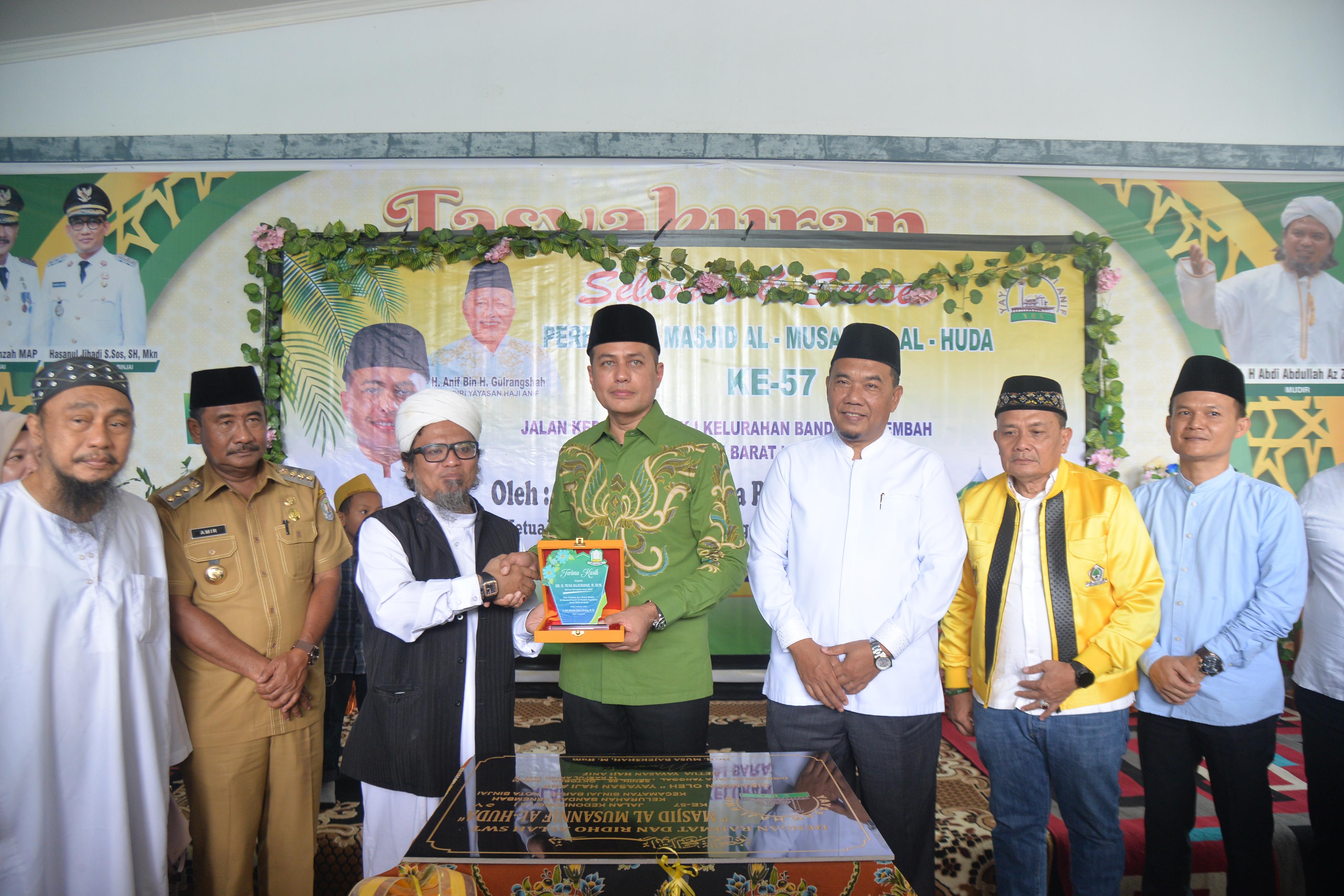 Ketua Yayasan Haji Anif (YHA) Musa Rajekshah meresmikan Masjid Al Musannif Al Huda di Jalan Kedondong, Kota Binjai. (ISTIMEWA/SUMUT POS)