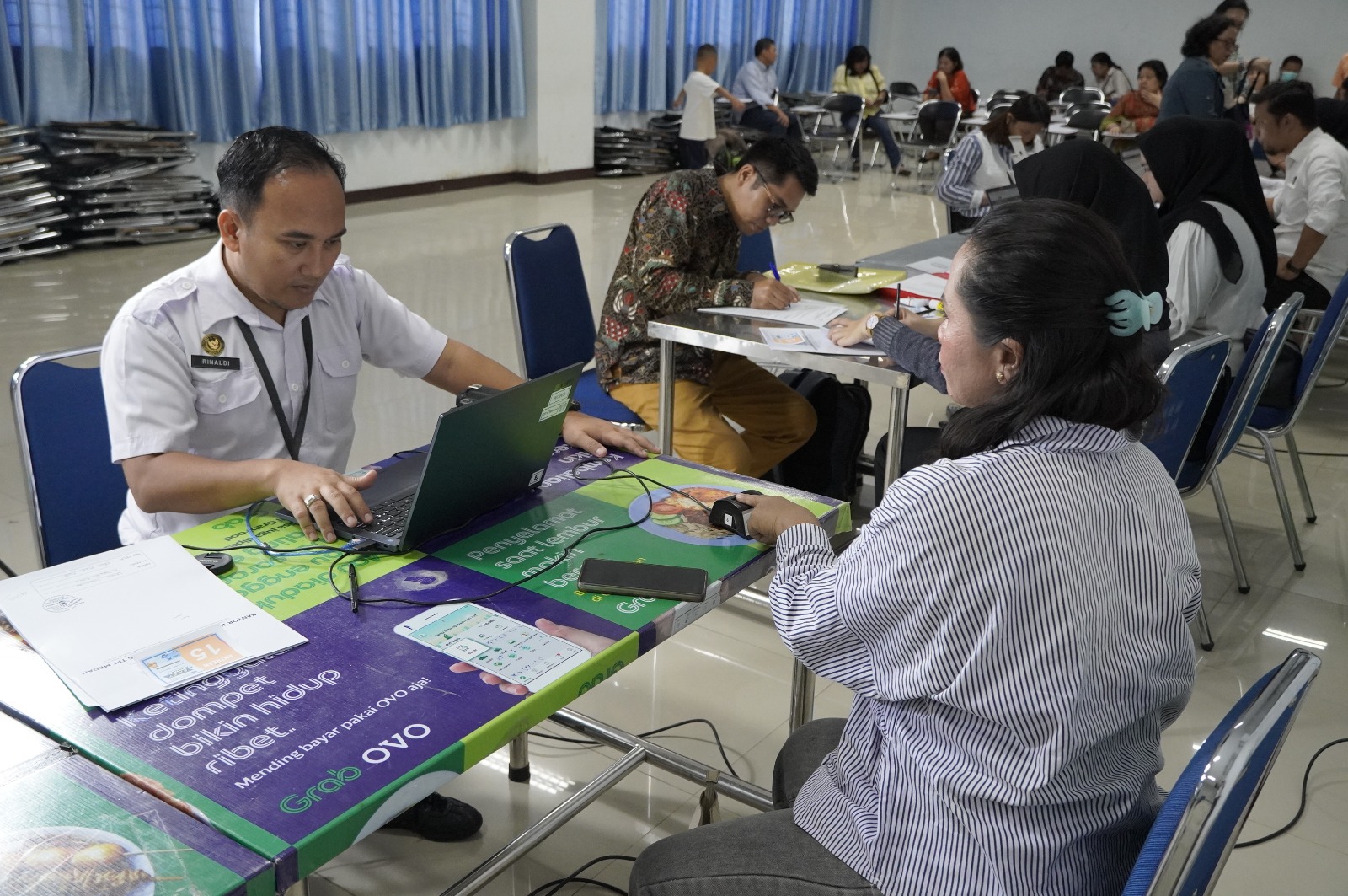 LAYANI: Petugas Imigrasi Medan saat melayani warga pada program Eazy Passport. (Dok: Imigrasi Medan)