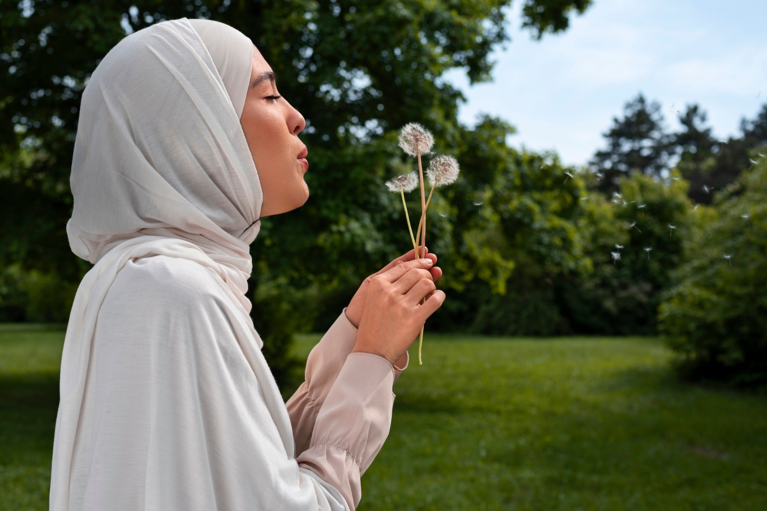 ILUSTRASI: Seorang wanita berhijab menikmati alam di sebuah taman. (FREEPIK)