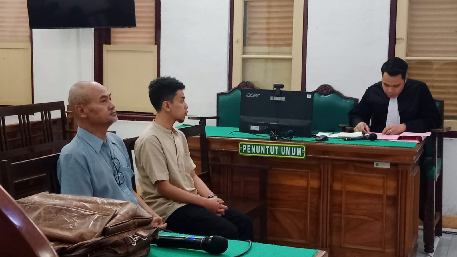 Kedua terdakwa kasus dugaan pengadaan website desa di Kabupaten Karo, menjalani sidang dakwaan, Senin (6/10). (AGUSMAN/SUMUT POS)