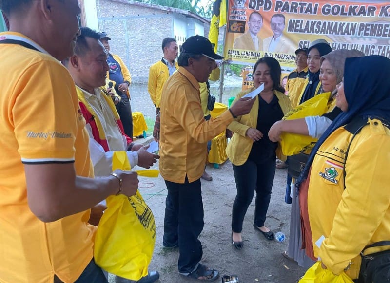 Ketua DPD Partai Golkar Batubara Ismar Khomri, SE saat memberikan  bantuan sembako bagi  masyarakat Batubara, di Kecamatan Talawi. (Liberti H Haloho/SumutPos)
