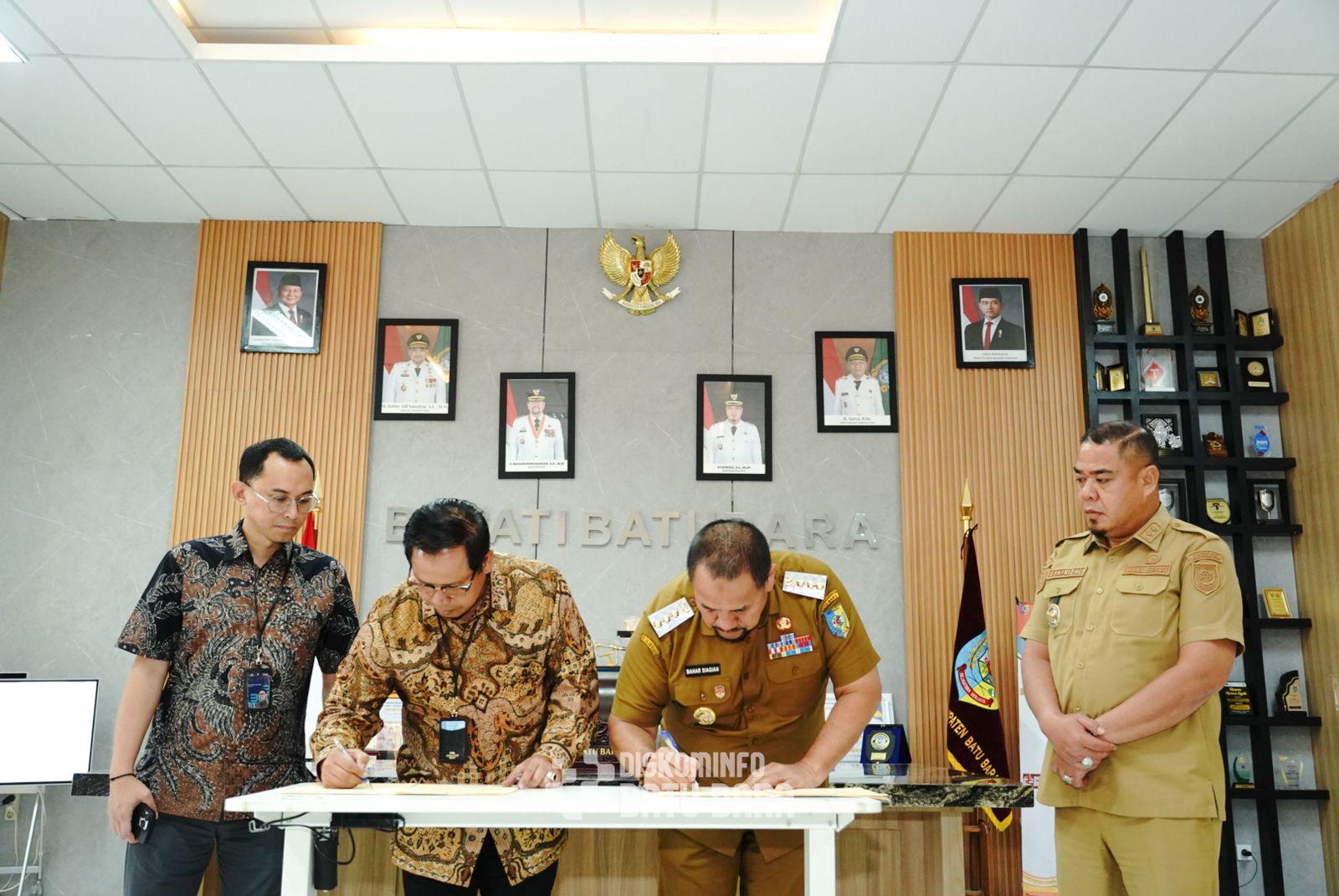 Bupati Batubara  H. Baharuddin Siagian, SH, M.Si dan Regional Office Head PT. Bank Tabungan Negara (Persero) Tbk Wilayah Sumatera  Noor Ridlo saat tandatangani MoU,