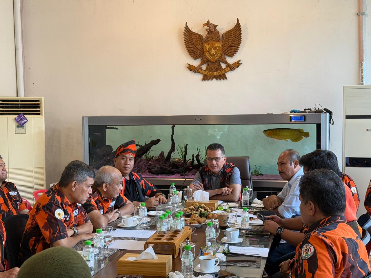 Ketua MPW PP Sumut, Musa Rajekshah,  saat memimpin rapat pleno MPW Pemuda Pancasila Sumatera Utara. (ISTIMEWA/SUMUT POS)
