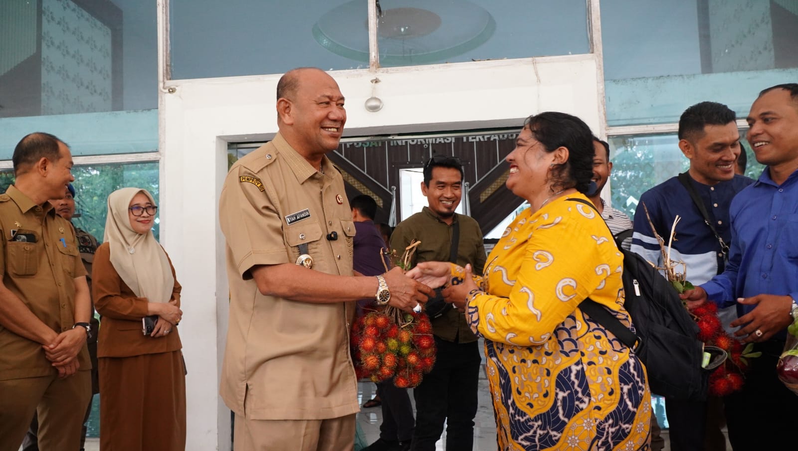 Bupati Langkat, Syah Afandin saat bersalaman dengan perwakilan dari nakes R4 yang telah diangkat sebagai PPPK Paruh Waktu. (Diskominfo Langkat/Sumut Pos )