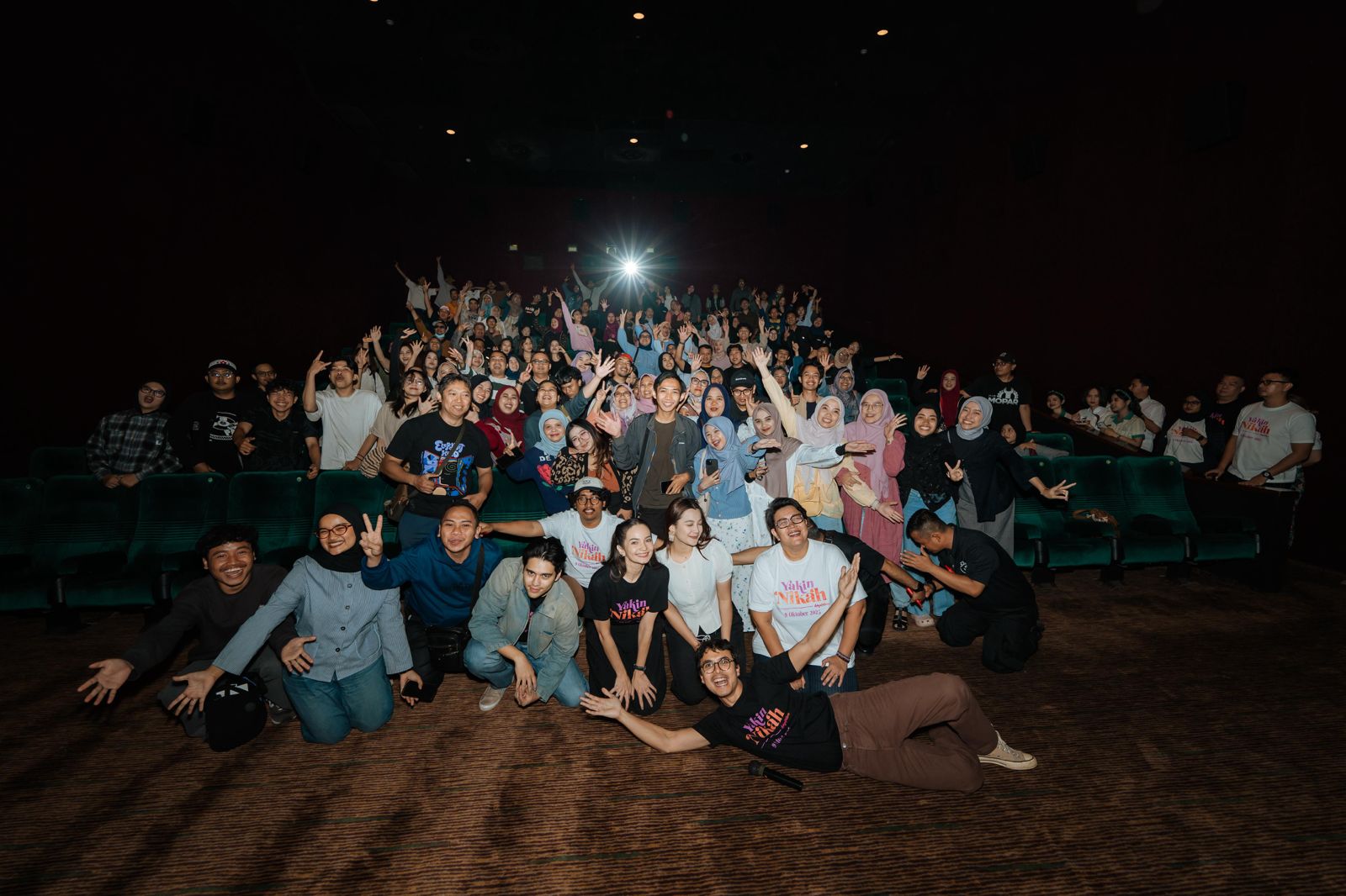 Enzy Storia, Maxime Bouttier, dan Jourdy Pranata foto bareng dengan ratusan penggemar dalam sesi meet & greet yang berlangsung meriah di Bogor dan Bekasi. (ISTIMEWA/SUMUT POS)