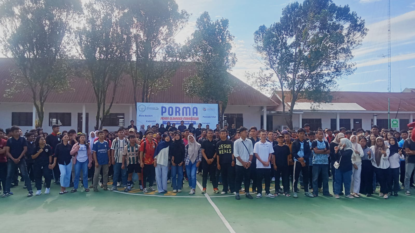 PORMA: Ketua Yayasan Bina Guna bersama dosen, panitia dan peserta Porma, Sabtu (4/10) petang. (DEDDI MULIA PURBA/SUMUT POS)