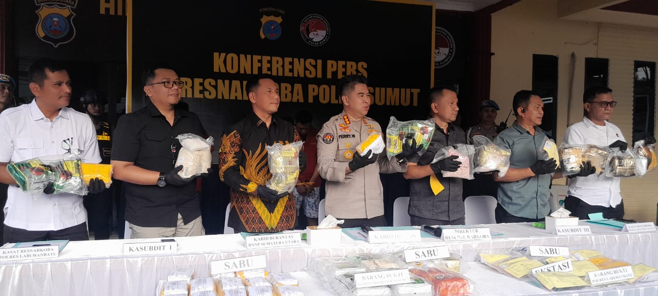 Diresnarkoba Poldasu, Kombes Pol Jean Calvijn Simanjuntak didampingi Kabid Humas, Kombes Pol Ferry Walintukan memaparkan pengungkapan sabu. (Dewi Syahruni Lubis/Sumut Pos)