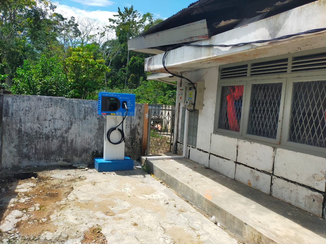 Salah satu SPKLU di Kantor Pos Sumbul, Kecamatan Sumbul, Dairi, Selasa (7/10/2025). (RUDY SITANGGANG/SUMUT POS)