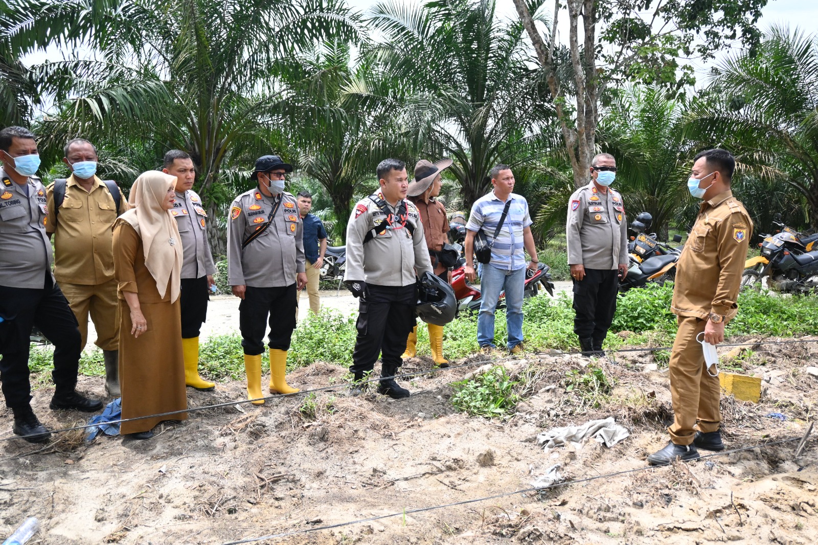 Kapolres Labuhanbatu Selatan, AKBP Aditya S.P. Sembiring Muham, S.I.K., melakukan peninjauan ke beberapa lokasi penanaman jagung  di Kampung Rakyat. (Khairuddin/Sumut Pos)