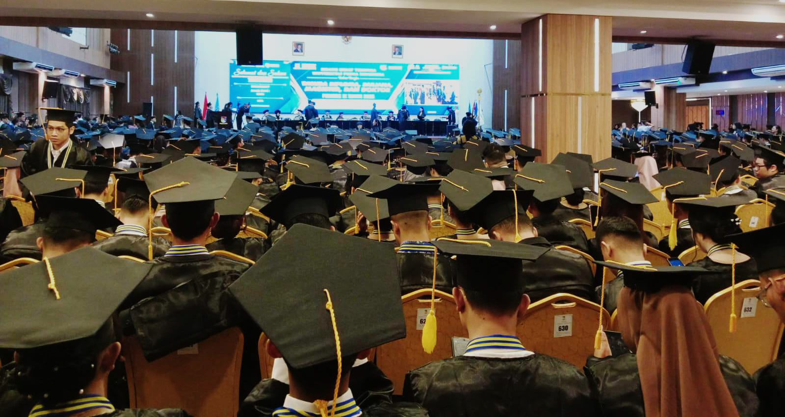 UNPRI: Wisuda lulusan di Hall Utama Unpri Jalan Sampul Medan Petisah. (ISTIMEWA/SUMUT POS)