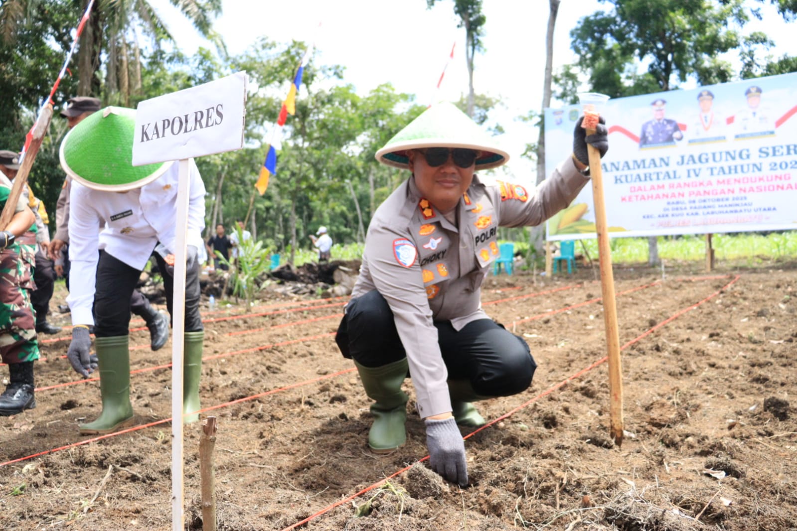 Kapolres Labuhanbatu AKBP Choky Sentosa Meliala melaksanakan kegiatan zoom meeting sekaligus penanaman jagung serentak kuartal IV tahun 2025 (FAJAR/SUMUT POS)