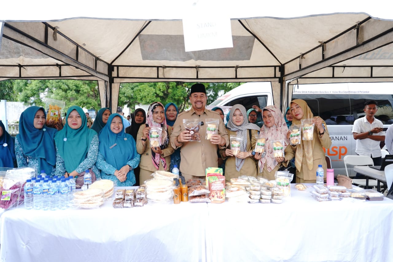 Bupati Batubara  H. Baharuddin Siagian, S.H., M.Si saat tinjau   pelaksanaan BERLAYAR ke-12 di Kecamatan Lima Puluh, di Kantor Camat Limapuluh, Selasa (7/10/2025). (Komimfo Batubara/Sumut Pos)