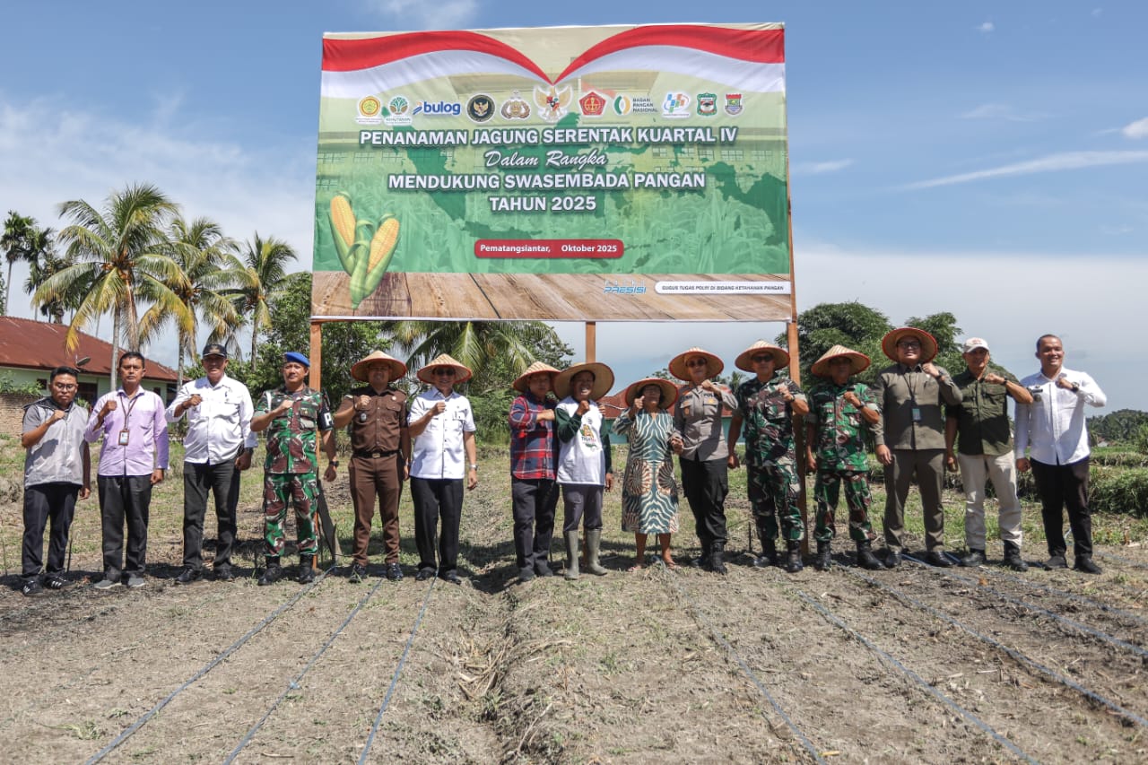 Muspida Pematangsiantar foto bersama dalam acara penanaman jagung. (ISTIMEWA/SUMUT POS)