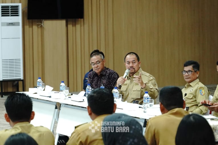 Bupati Batubara H Baharuddin Siagian saat  membuka kegiatan Percepatan Pencairan Pinjaman Koperasi Desa/Kelurahan Merah Putih (KDKMP) (DISKOMINFO/BATUBARA)