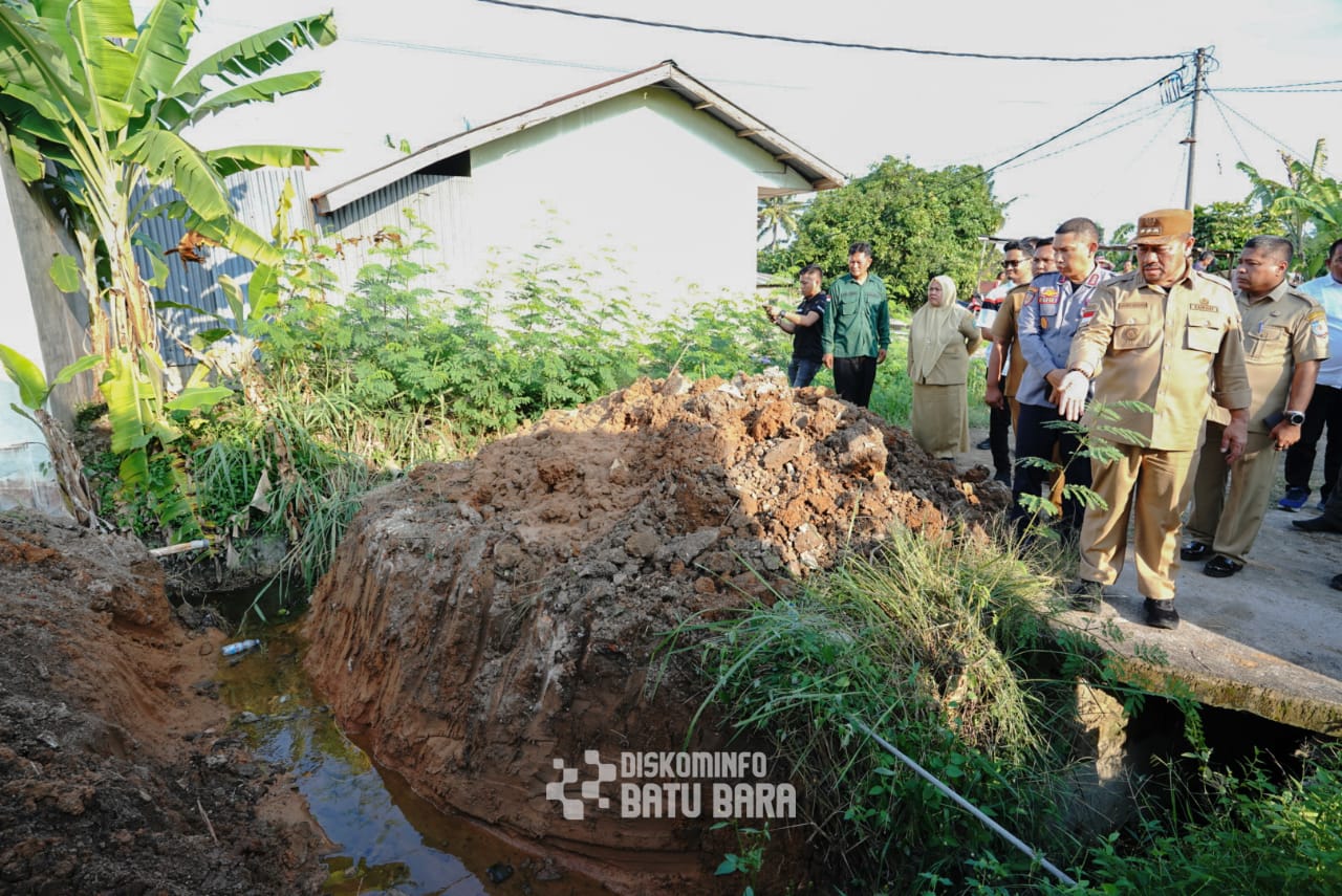 Bupati Batubara  H. Baharuddin Siagian, SH, M.Si beserta Camat Lima Puluh saat kunjungi daerah yang terkena musibah tanah longsor di Lima Puluh. (DISKOMINFO/SUMUT POS)