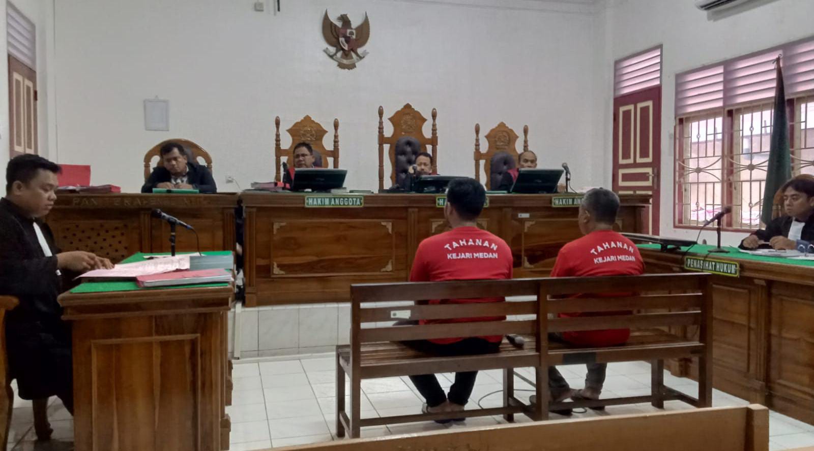 Dua terdakwa kurir sabu, menjalani sidang tuntutan di PN Medan, Rabu (8/10/2025) sore. (AGUSMAN/SUMUT POS)