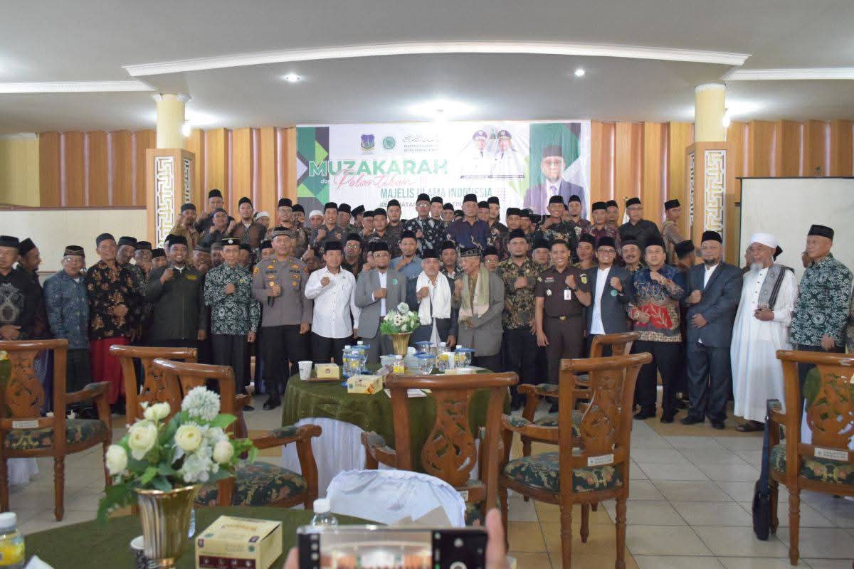 Ketua MUI Kota Tebing Tinggi Ahyar Nasution diabadikan bersama MUI Kecamatan se-Kota Tebing Tinggi usai kegiatan Muzakarah dan pelantikan. (AZAN PURBA/SUMUT POS)