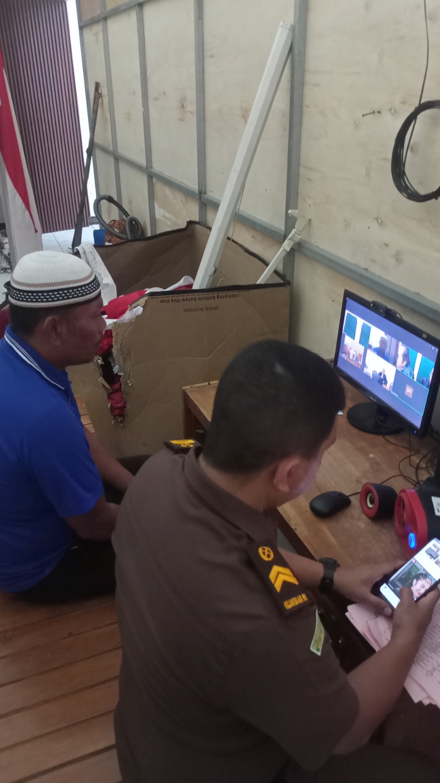 SIDANG VIRTUAL: Joko Suyoto menjalani sidang online dengan tetap berada di Lapas Kelas IIA Banyuwangi kemarin (7/10). BAGUS RIO / RADAR BANYUWANGI GRUP JAWA POS