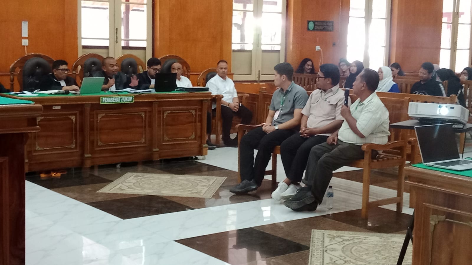 Ketiga saksi dihadirkan memberikan keterangan, dalam sidang kasus dugaan suap proyek peningkatan jalan di Paluta, Rabu (8/10). (AGUSMAN/SUMUT POS)