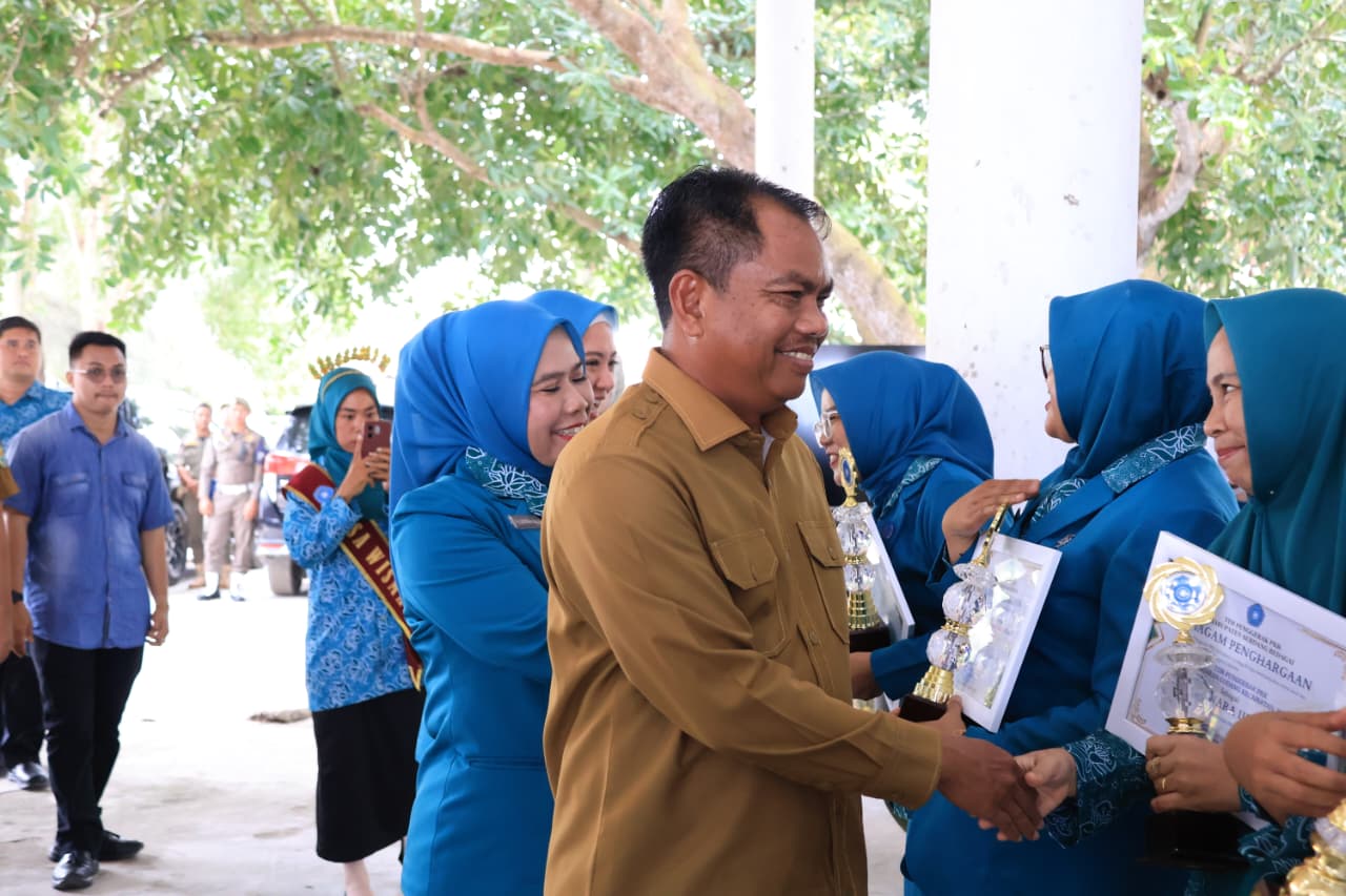 Bupati Sergai Darma Wijaya bersama Kader PKK Sergai. (FADLY/SUMUT POS)