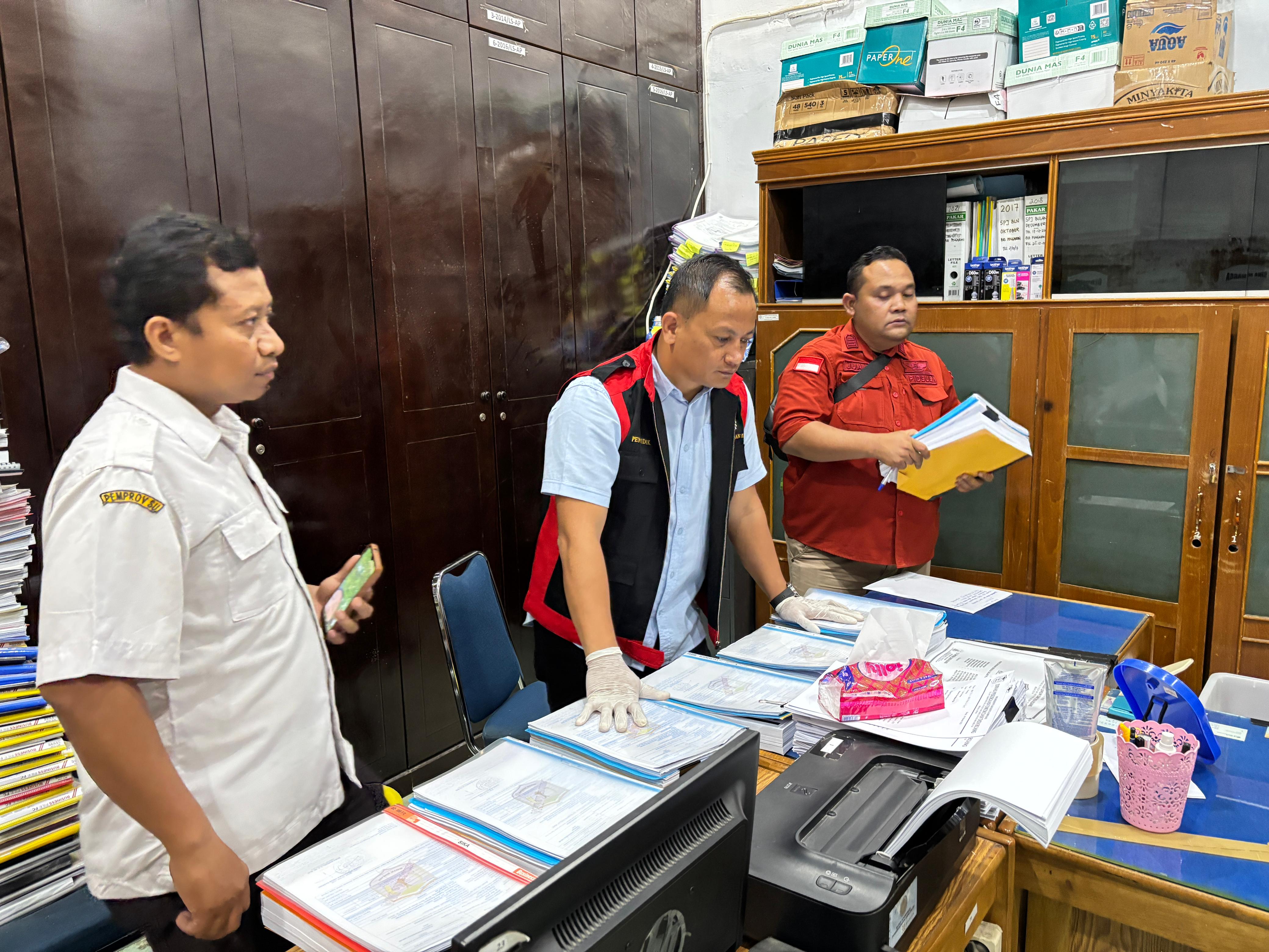 Kasi Intelijen Kejari Binjai, Noprianto Sihombing (tengah) saat menggeledah Kantor Dinas PUTR dan mengangkut sejumlah dokumen yang berkaitan dugaan korupsi DBH sawit TA 2023-2024. Istimewa/Sumut Pos)