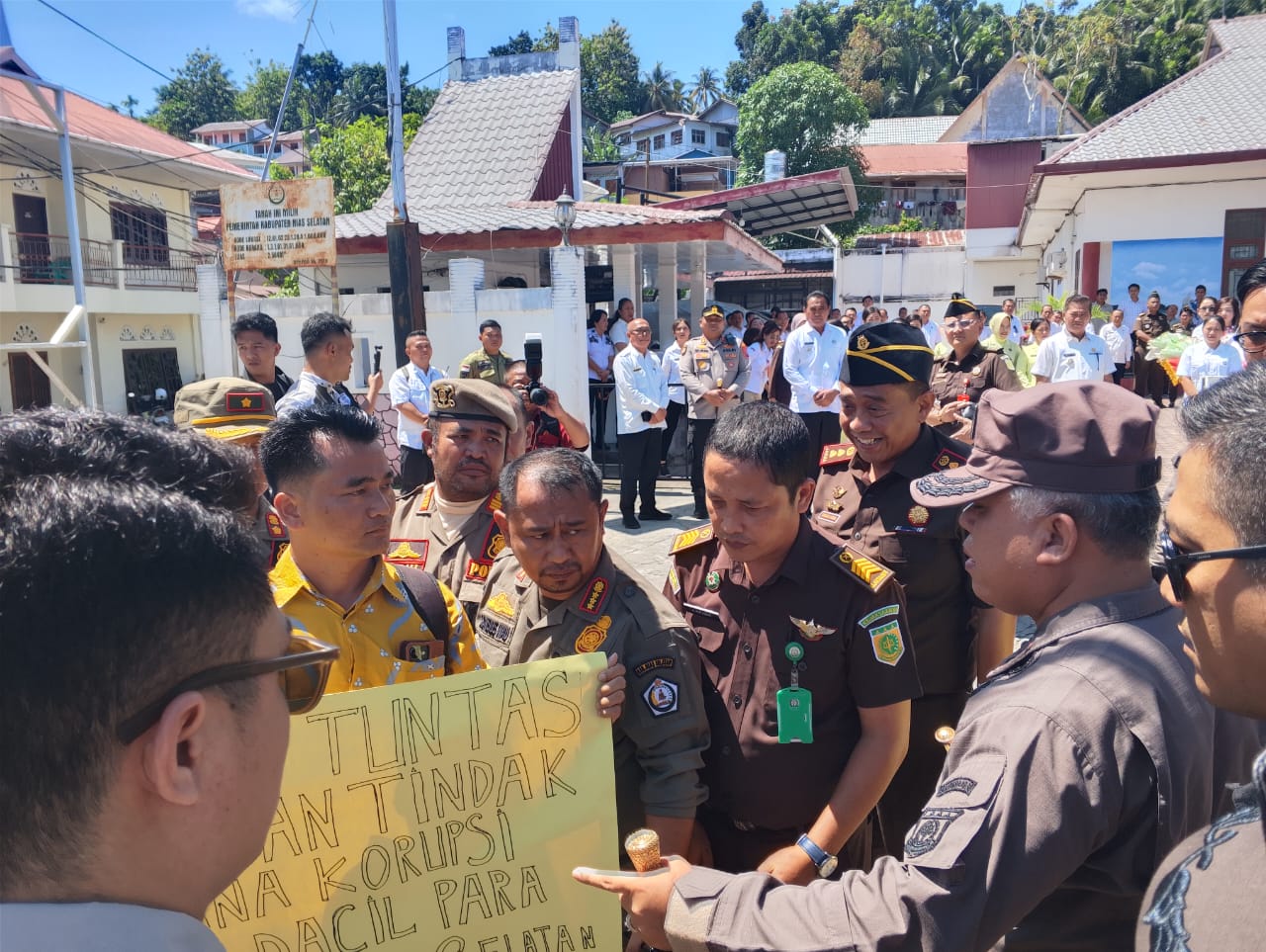 Kajatisu, Dr. Hirli Siregar, SH.,MHum didampingi Kajari bersama rombongan Kajati menermi aliansi masyarakat penggiat korupsi. (EURISMAN/SUMUT POS)