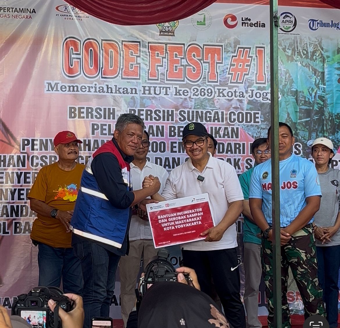 CSR: Manajemen PGN menyerahkan secara simbolis 50 gerobak sampah ke Wali Kota Yogyakarta, Hasto Wardoyo. (Dok: PGN)