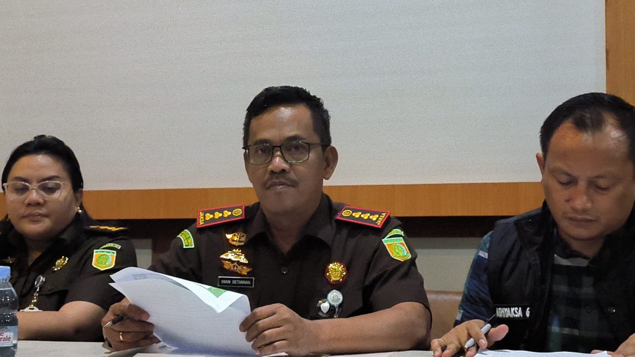 Kajari Binjai, Iwan Setiawan (tengah) saat memberi keterangan kepada wartawan.(Teddy Akbari/Sumut Pos)