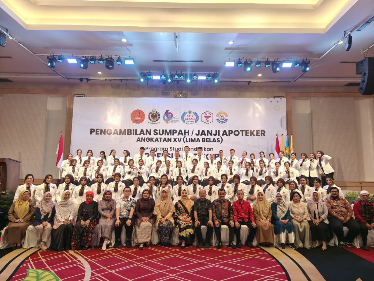 Mahasiswa Program Profesi Apoteker Indonesia (UKMPPAI) yang lulus diabadikan. (ISTIMEWA/SUMUT POS)