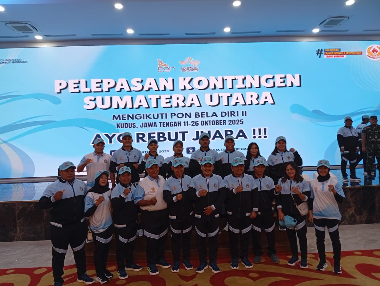 TAMPIL: Sekda Sumut Togap Simangunsong didampingi Ketua KONI Sumut Hatunggal Siregar bersama atlet gulat yang akan tampil di PON Bela Diri 2025. (Deking Sembiring/ Sumut Pos)