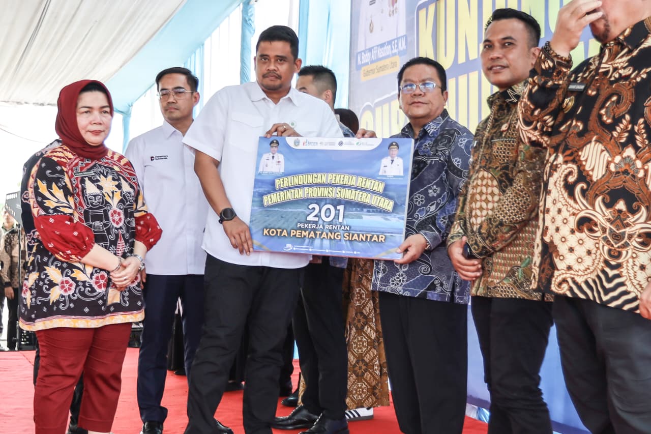 Walikota Pematangsiantar Wesly Silalahi menerima Kartu BPJS Ketenagakerjaan  bagi pekerja rentan dari Bobby Nasution.