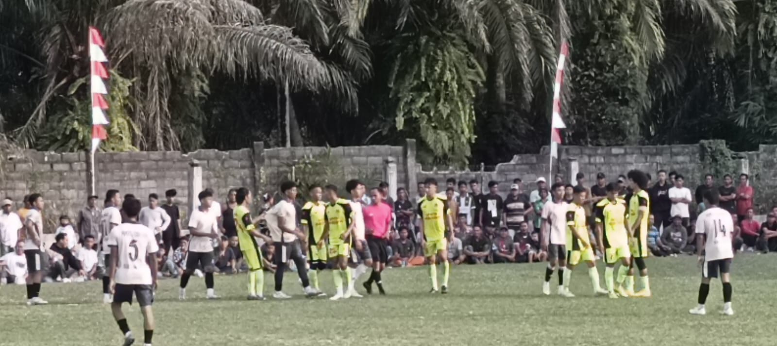 laga sengit antara PS Korpri Dambaan dan  PS Sukajadi di Lapangan mini Desa Nagur. (ISTIMEWA/SUMUT POS)