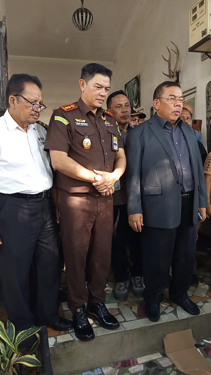 Anggota Komisi III DPR RI  Mangihut  Sinaga SH MH bersama Kejari Batubara Diky Oktavia SH MH saat meninggalkan kegiatan reses, di Limapuluh.( LIBERTI SIHALOHO/SUMUT POS)