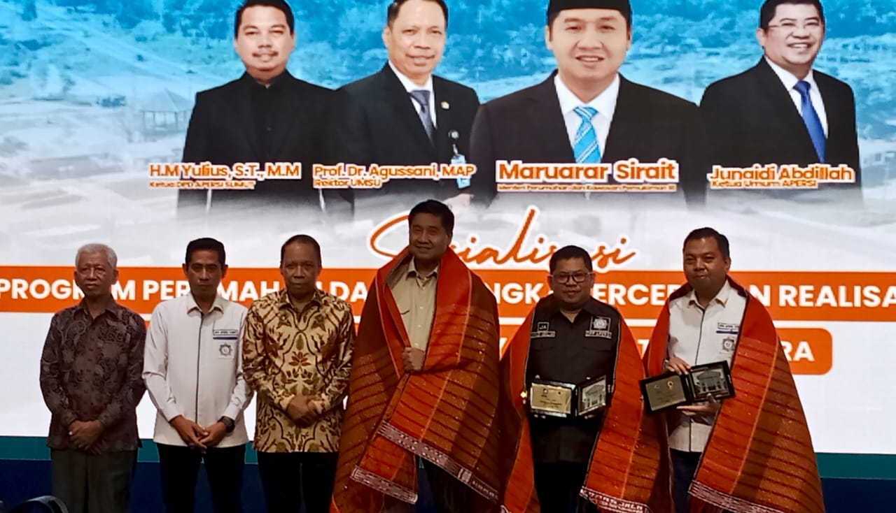 SOSIALISASI: Menteri Maruarar Sirait (tengah) pada sosialisasi kredit program perumahan di UMSU, Rabu (8/10) malam. (DEDDI MULIA PURBA/SUMUT POS)